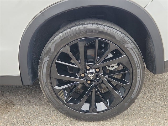 2023 Mitsubishi Outlander Base