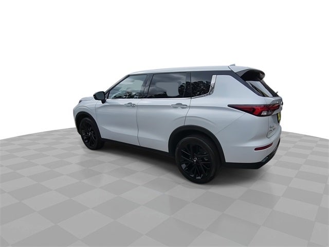 2023 Mitsubishi Outlander Base