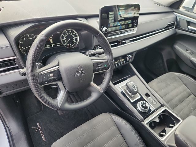 2024 Mitsubishi Outlander Base