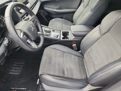 2024 Mitsubishi Outlander Base