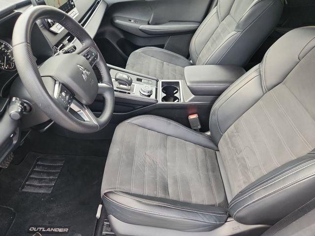 2024 Mitsubishi Outlander Base