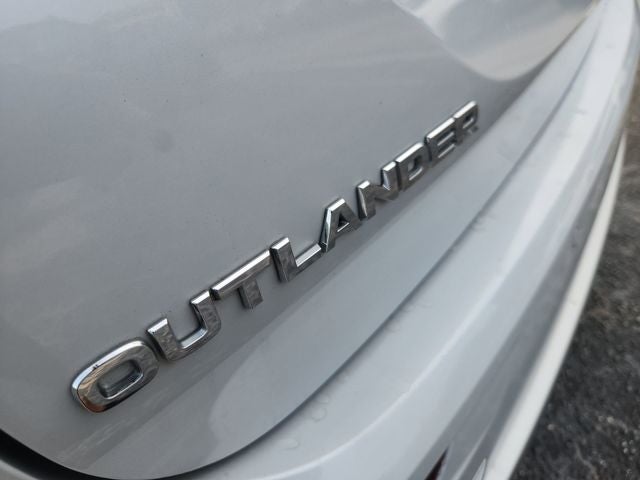 2024 Mitsubishi Outlander Base