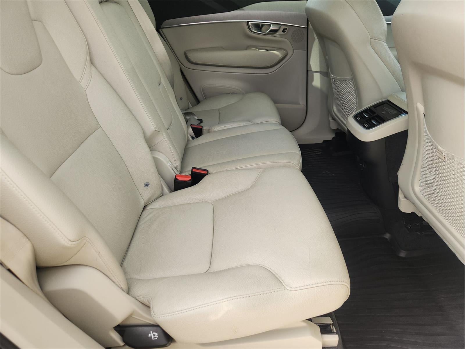 2021 Volvo XC90 Momentum